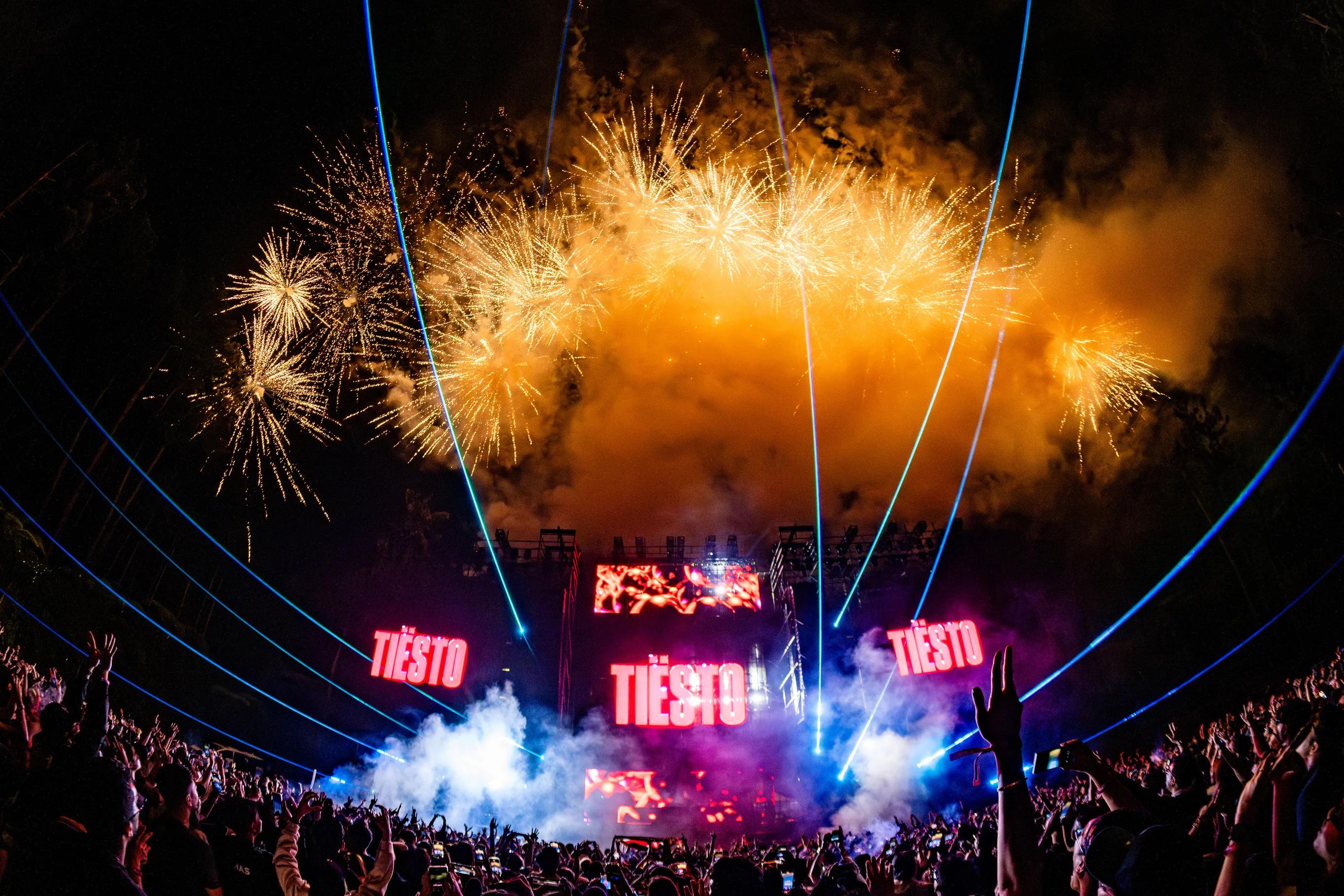 An LFG crowd under the lasers
